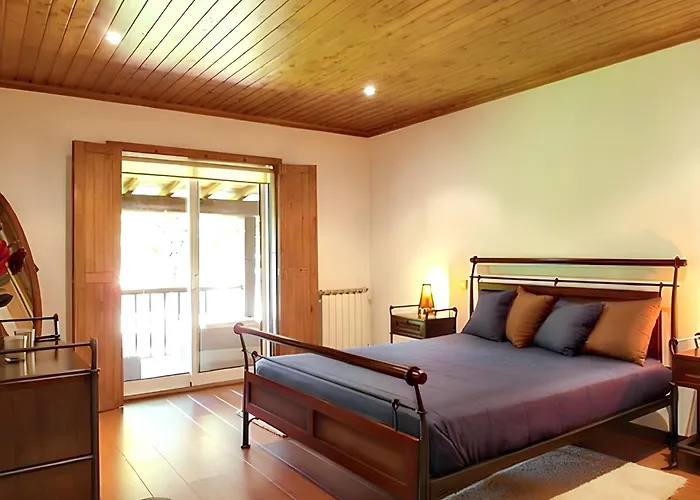 Elegant With Panoramic Views In Caniçada